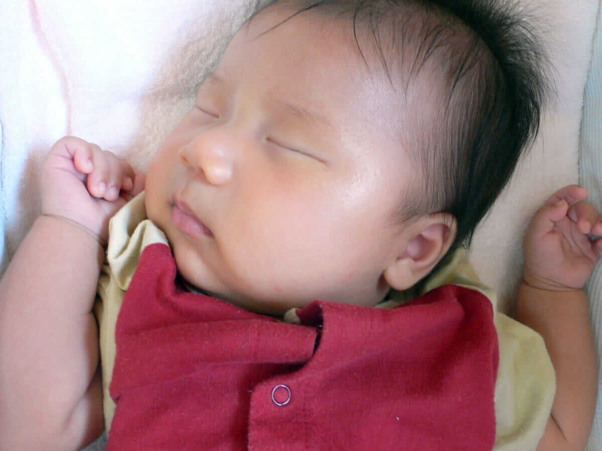 バンザイの姿勢で寝る赤ちゃん