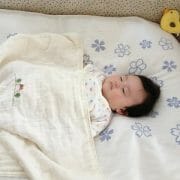 スグネで寝ている赤ちゃん