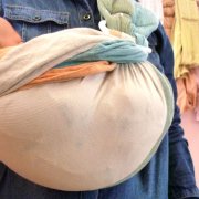 赤ちゃんをまんまる抱っこ