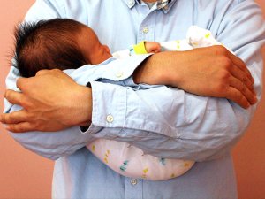 反り返りの強い赤ちゃん3.反り返りは当たり前じゃない! | スリングならnicoBaby【公式】