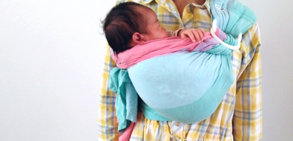 １か月の赤ちゃんをあっきースリングでまんまる抱っこ