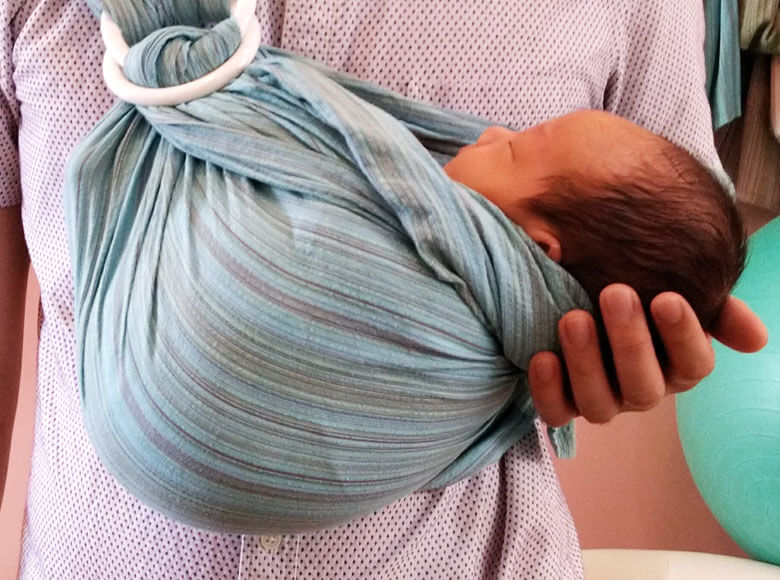 １か月の赤ちゃんのスリングでまんまる抱っこケアのビフォー