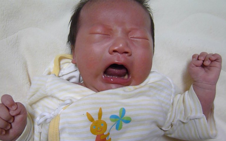 反り返りの強い赤ちゃん3.反り返りは当たり前じゃない! | スリングならnicoBaby【公式】