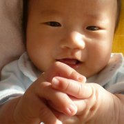 反り返りのない子は笑顔