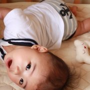 反り返る赤ちゃん