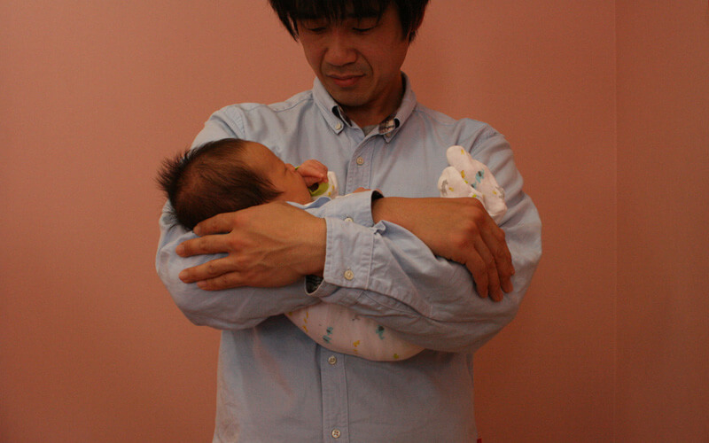 パパが率先して赤ちゃんを抱っこしよう スリングならnicobaby 公式